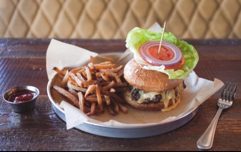 Border Burger, Blatt Beer & Table